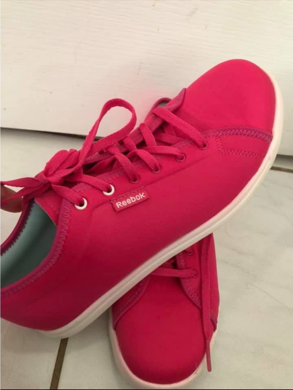 Reebok Skyscraper RunAround  Women's Bright Pink Low-Top Sneakers Sz 8 Lt Weight
